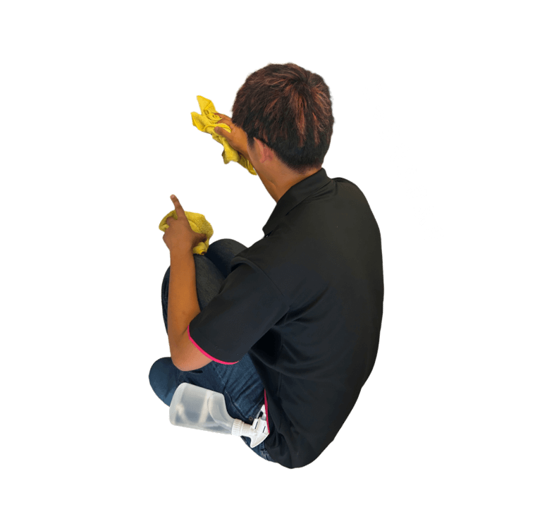 合同会社SMILEY CLEANINGのスタッフが清掃をしている様子