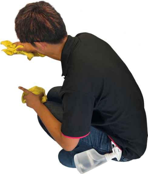 合同会社SMILEY CLEANINGのスタッフが清掃をしている様子