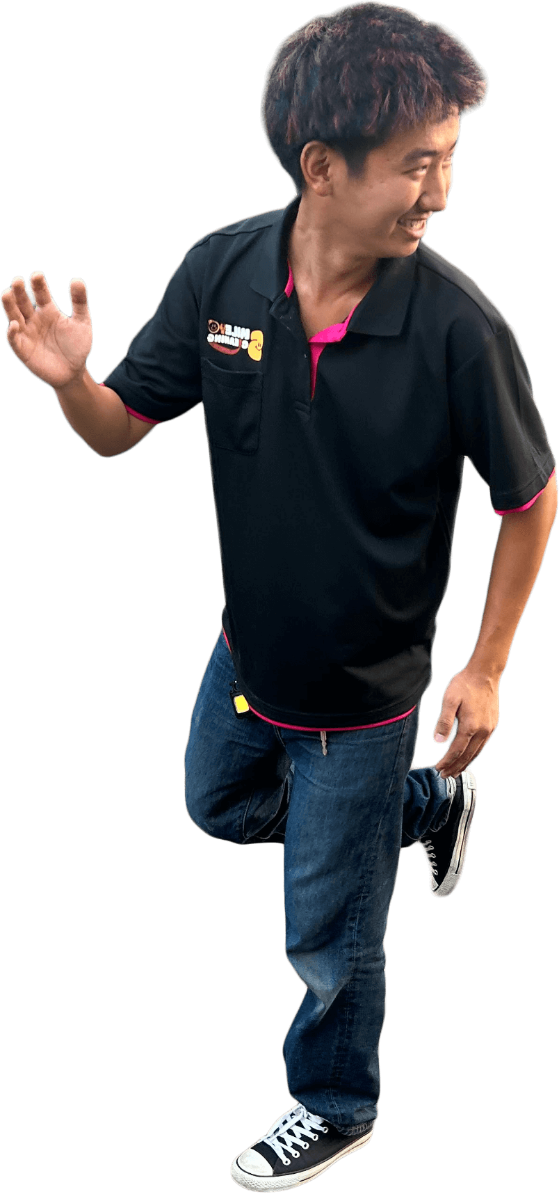 虹の架け橋をイメージした道の上でスタッフが走っている様子