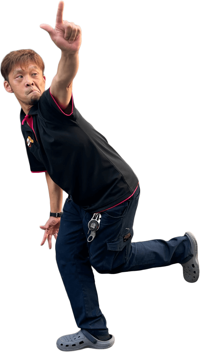 虹の架け橋をイメージした道の上でスタッフが走っている様子