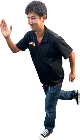 虹の架け橋をイメージした道の上でスタッフが走っている様子